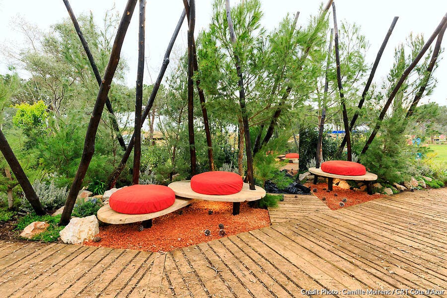 Jardin avec bois brûlé et sol en bois de châtaignier, à Antibes, au festival des jardins de la Côte d'Azur 2023 