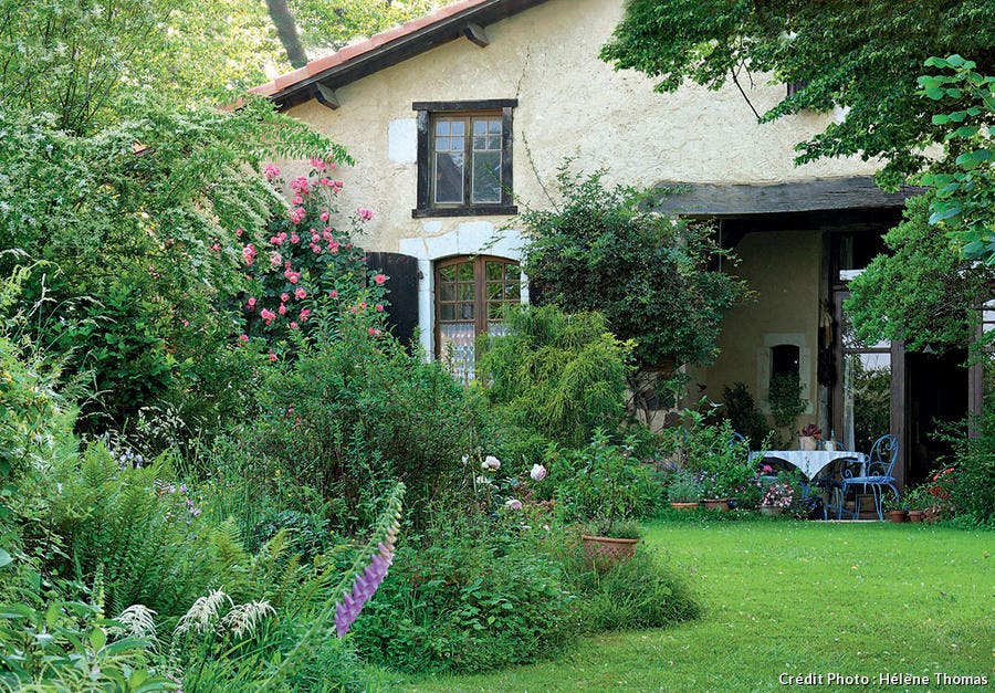 Maison de chaux dans jardin fleuri 