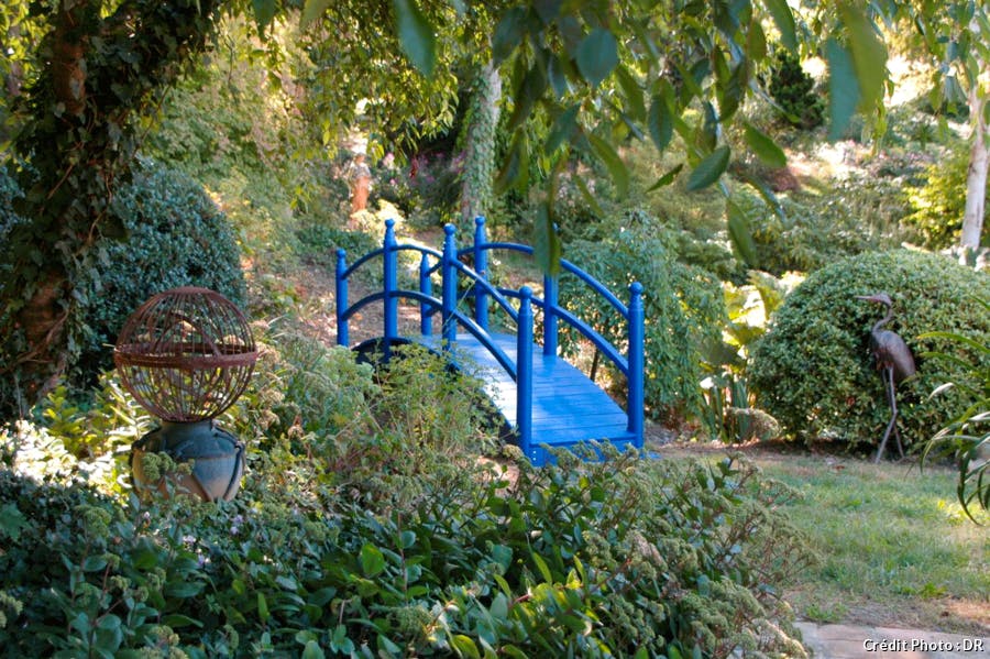Le Jardin du Bois Marquis avec un pont bleu 